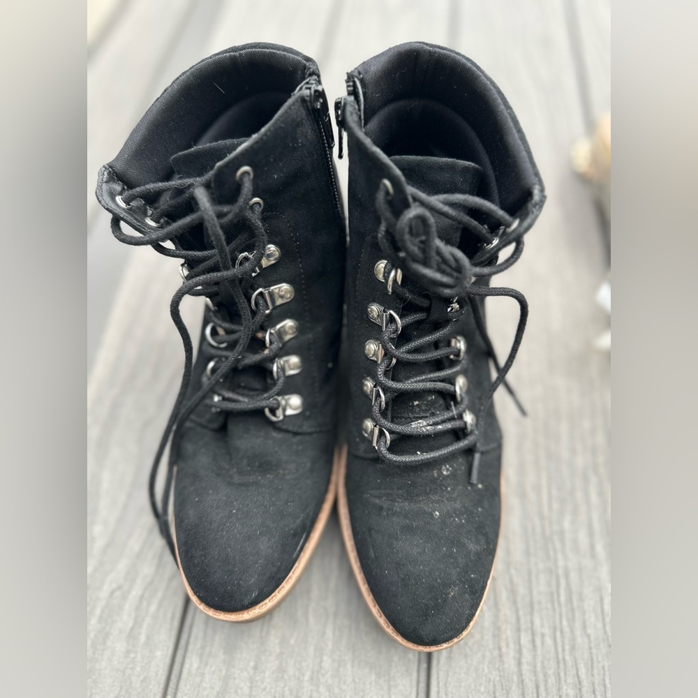 Sleek Black Leather Lace-Up Boots with Durable Soles